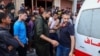 Palestinski spasioci evakuišu povrijeđene nakon što je izraelski dron navodno otvorio vatru na civile okupljene u blizini mjesta za distribuciju pomoći nedaleko od takozvanog "kontrolnog punkta Netzarim", u centralnom Pojasu Gaze, 1. juna 2025. godine.