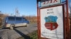 Фотографија направена на 15 ноември 2017 година покажува патен знак за село Бене, западна Украина, со натписи на два јазика, украински и унгарски 