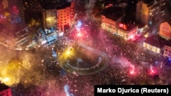 Mbështetës të listës zgjedhore “Lista Studentore – Studentët fitojnë” marrin pjesë në tubimin përmbyllës të fushatës në sheshin Slavija në Beograd, Serbi, më 22 tetor 2026.