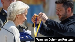 Президент України Володимир Зеленський нагороджує президентку Єврокомісії Урсулу фон дер Ляєн орденом Європи під час відзначення Дня Української Державності перед Михайлівським собором, 15 липня 2026 року