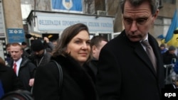 Помощник госсекретаря Тори Нуланд и посол США на Украине Джефф Пайетт выходят из штаб-квартиры оппозиции 10 декабря 2013 года