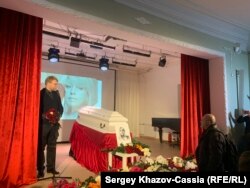 Председатель партии "Яблоко" Николай Рыбаков выступает с речью на панихиде