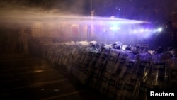 Поліція застосовує водомети для розгону протестувальників у Тбілісі, грудень 2024 року