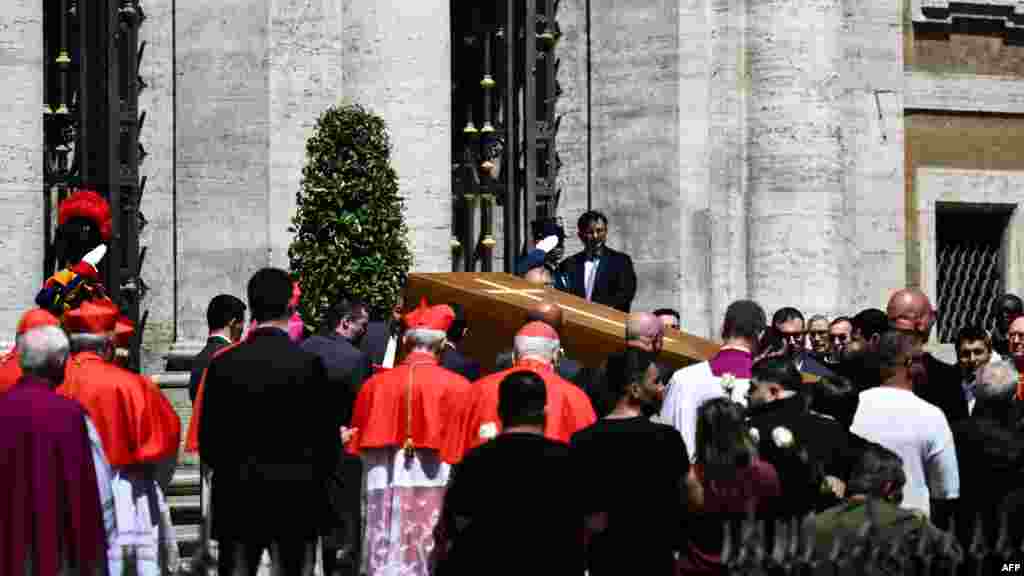 Sicriul Papei Francisc este ridicat în Bazilica Santa Maria Maggiore din Roma, unde urma să fie înmormântat, în timpul ceremoniei funerare din 26 aprilie 2025.
