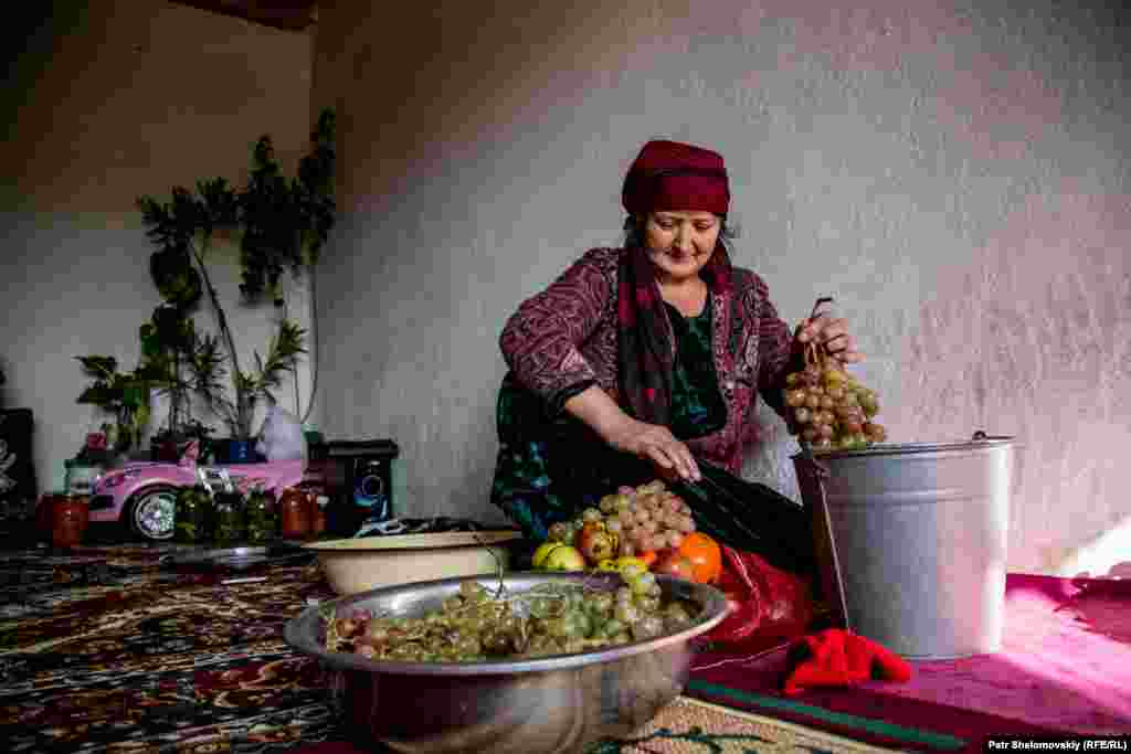 Zarina's mother washes grapes.