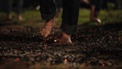 په یونان کې یو کس د یوې دیني غونډې پر مهال پر انګار تېرېږي - د ۲۰۲۴ز د مې ۲۱مې انځور.