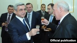 Armenia - President Serzh Sarkisian (L) hosts an annual New Year's reception for leading businesspeople, 28Dec2011.