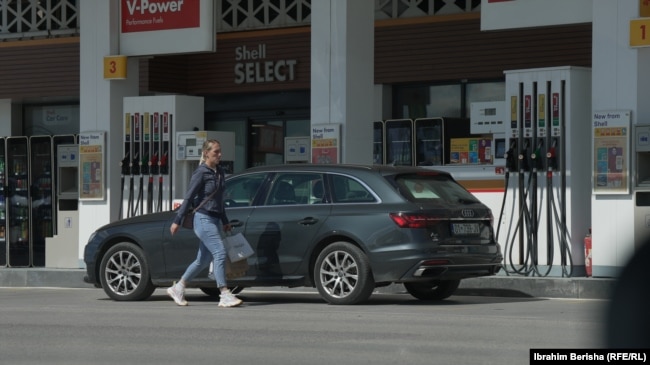 Një veturë pranë një pompe benzine.