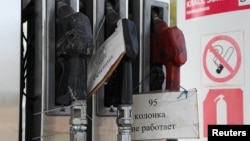 За даними джерела російського видання «Комерсант» на паливному ринку, «якщо ситуація не налагодиться», до початку серпня подібні проблеми «поширяться на більшу кількість регіонів» Росії
