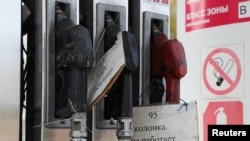 Табелки "92 - няма бензин" и "95 - колонката не работи" на бензиностанция в Нижни Новгород, Русия, 26 септември 2025 г.