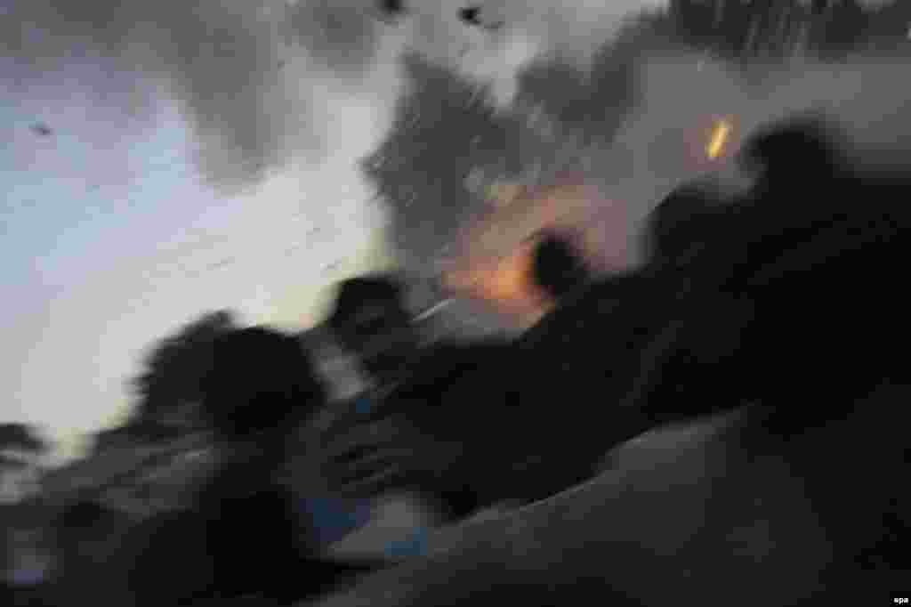 Убийство Беназир Бхутто, город Равалпинди, Пакистан, 27 декабря 2007 года. Первая премия в категории "Новости" (одиночная фотография). Фотограф Джон Мур, США, репортаж Getty Images