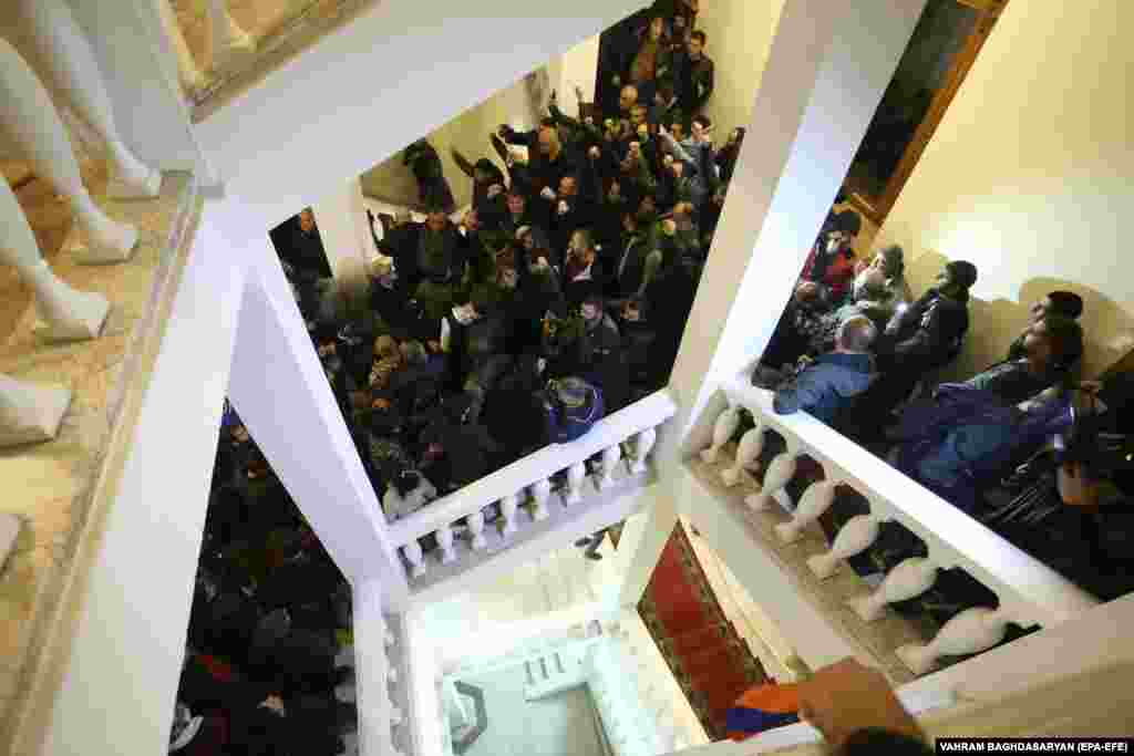 Tüntetők az örmény kormány épületében. 2020. november. 10. Jereván, Örményország.&nbsp;