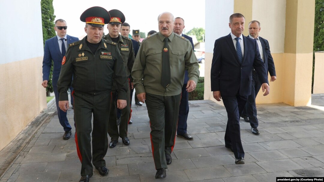 Аляксандар Лукашэнка з вайсковым і цывільным кіраўніцтвам