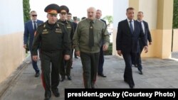 Аляксандар Лукашэнка з вайсковым і цывільным кіраўніцтвам