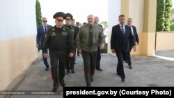 Аляксандар Лукашэнка з вайсковым і цывільным кіраўніцтвам у Шклове 