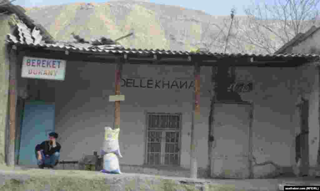 Obada hususy d&uuml;kanlar, dellekhanalar we sosial maksatly hususy hyzmat nokatlary işle&yacute;&auml;r. 