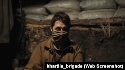 Беларускі добраахвотнік «Месяц», які служыў ва ўкраінскай брыгадзе «Хартыя» і загінуў, імаверна, у канцы 2025 году. Скрын зь відэазапісу