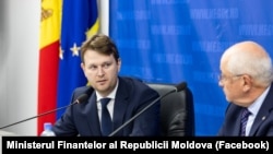 Міністр фінансів Андріан Гавриліце (ліворуч) із прем’єр-міністром Александру Мунтяну, 3 листопада 2025 року