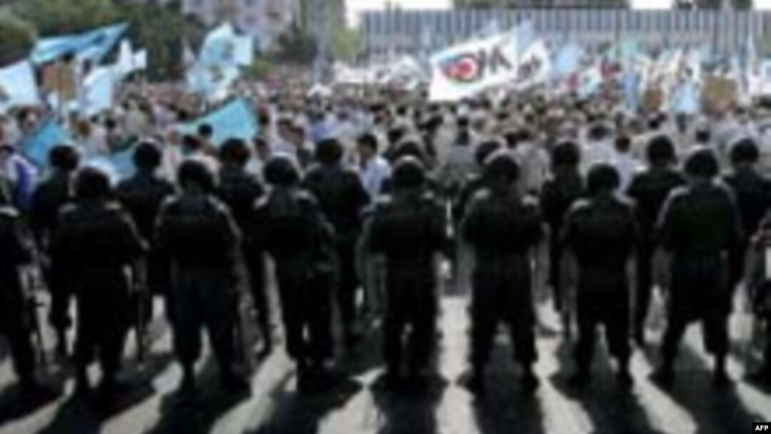 Are these people happy with Azerbaijan's government?