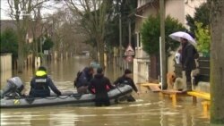 Сотні людей евакуйовано з передмістя Парижа через повінь (відео)