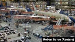 Aeroplan i llojit Dremliner 787 i kompanisë Boeing.
