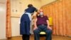 Prvu dozu primio je Brian Pinker (82), pacijent na dijalizi, u bolnici na nekoliko stotina metara od laboratorije u kojoj je napravljena vakcina.