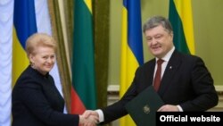 Президент Украины Петр Порошенко с президентом Литовской Республики Далей Грибаускайте 