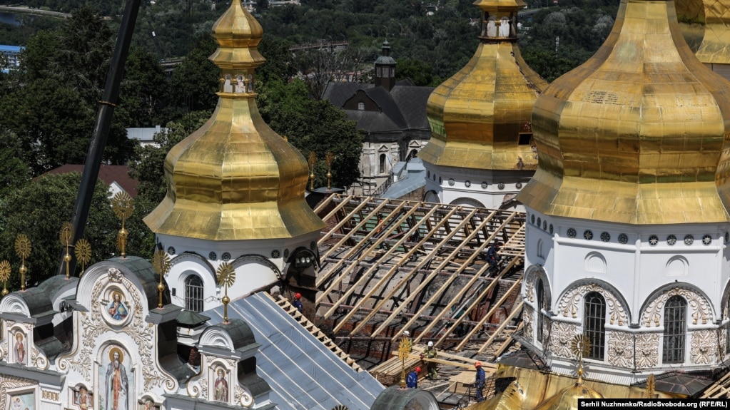 Дах Києво-Печерської лаври відновлюють після удару російського дрона, липень 2026 року