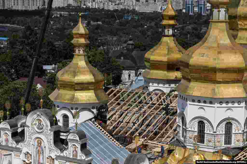 Швейцарські спеціалісти допоможуть Україні з відновленням Києво-Печерської лаври, повідомив президент України Володимир Зеленський після зустрічі з президентом Швейцарії Гі Пармеленом