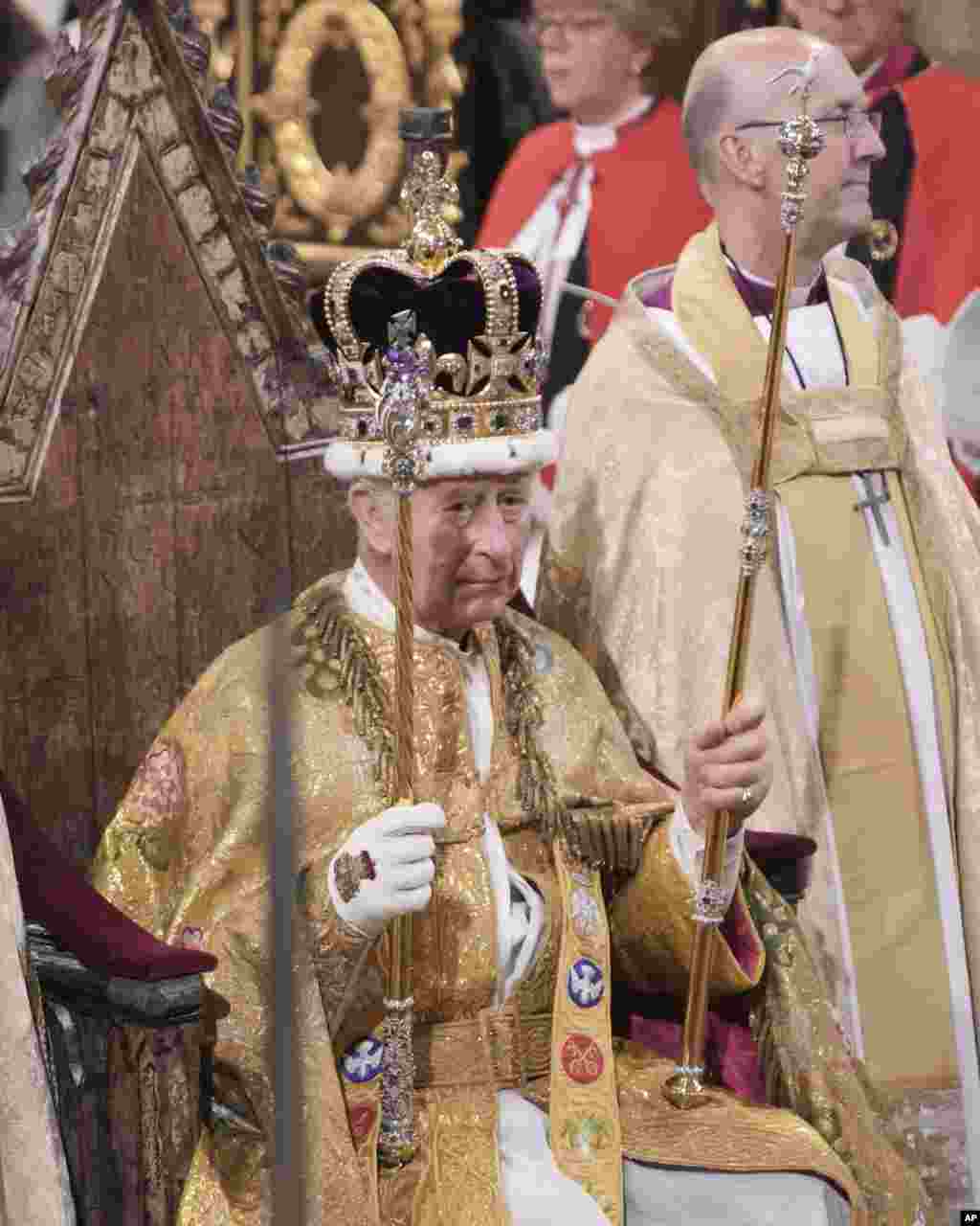 Regele Charles al III-lea ține sceptrul suveranului cu cruce după ce a fost încoronat cu coroana Sfântului Eduard în timpul ceremoniei de încoronare de la Westminster Abbey.