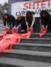 Në shkallët e ndërtesës së Qeverisë së Kosovës hidhet ngjyrë e kuqe dhe në portën e saj vendoset një baner me mbishkrimin "Shteti e vrau Arlindën" në shenjë proteste pas vrasjes së Arlinda Zekajt më 25 tetor në Pejë.