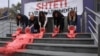 Në shkallët e ndërtesës së Qeverisë së Kosovës hidhet ngjyrë e kuqe dhe në portën e saj vendoset një baner me mbishkrimin "Shteti e vrau Arlindën" në shenjë proteste pas vrasjes së Arlinda Zekajt më 25 tetor në Pejë.