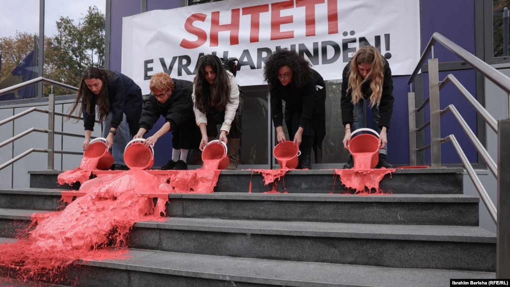 Në shkallët e ndërtesës së Qeverisë së Kosovës hidhet ngjyrë e kuqe dhe në portën e saj vendoset një baner me mbishkrimin "Shteti e vrau Arlindën" në shenjë proteste pas vrasjes së Arlinda Zekajt më 25 tetor në Pejë.