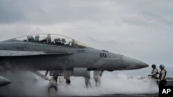 Avioni luftarak Super Hornet ngrihet nga aeroplanmbajtësi amerikan U.S.S. Dwight D. Eisenhower në Detin e Kuq. (Fotografi nga arkivi)