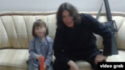 Боевик-исламист из Казахстана со своим сыном на пропагандистском видео экстремистской группировки ИГ.