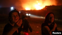 Banorët detyrohen të largohen nga shtëpitë e veta për shkak të zjarrit që vazhdon të digjet në Delvinë, Shqipëri, 12 gusht 2025.