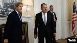 Germany -- US Secretary of State John Kerry (L) and Russian Foreign Minister Sergei Lavrov meet in Hamburg, December 7, 2016