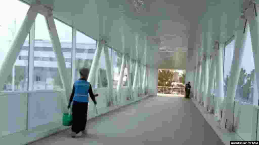 Türkmenistan. Paýtagt Aşgabatda soňky ýyllarda gurlan üsti ýapyk köprüleriň biri. Mart, 2020.