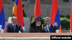 Nagorno-Karabakh - Armenian President Serzh Sarkisian (R) and former President Robert Kocharian (L) watch a military parade in Stepanakert, 09May2012.