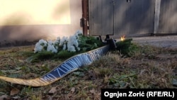 Cveće i poruka ispred vojnog objekta Karaš u kojem su stradali gardisti, 5. oktobar 2018. 