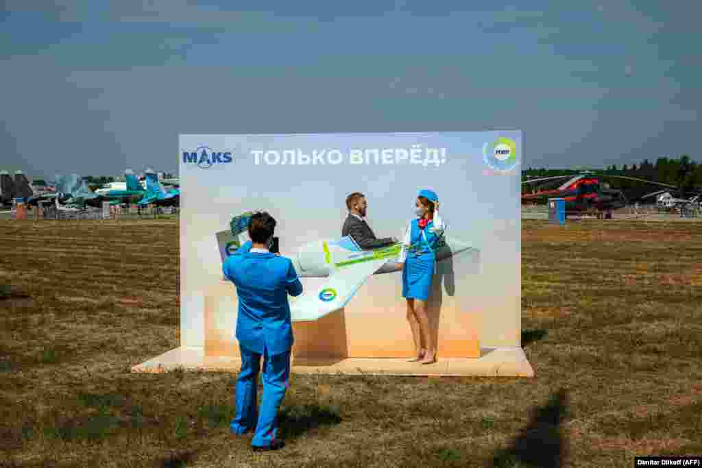 Muškarac i stjuardesa poziraju za fotografiju tokom dana otvaranja Međunarodnog vazduhoplovnog i kosmičkog salona MAKS-2021 u mestu Žukovski izvan Moskve. &nbsp;