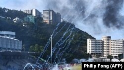 Demonstranti bježe nakon što je policija ispalila suzavac na univerzitetu u Hong Kongu, 12. November 2019.