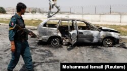 به‌تاریخ بیست و هشتم اسد از دو موتر در دو منطقۀ جداگانه درکابل برمناطق مختلف پایتخت ۱۴راکت پرتاب و در نتیجه ۱۰ نفر زخمی شد. 
