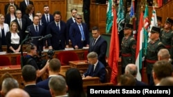 Петер Мадьяр вступает в должность нового премьер-министра Венгрии в парламенте в Будапеште, 9 мая 2026 года