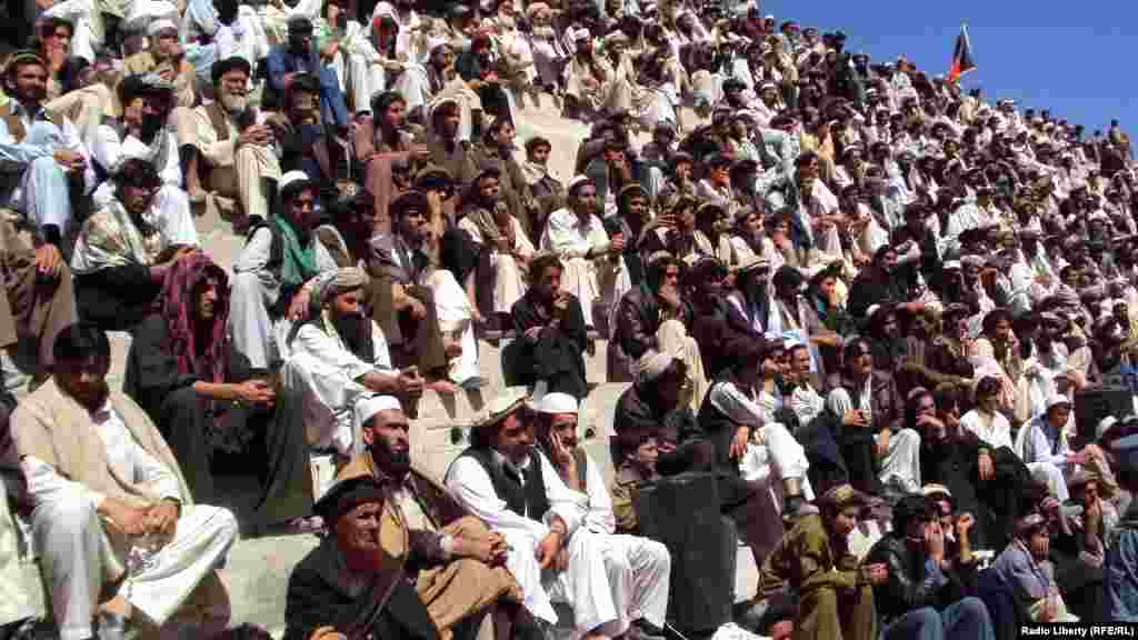 د سپېرې ولسوالۍ اوسېدونکي په يوه ولسي غونډه کې 