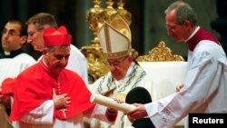 Kardinal Angelo Becciu (lijevo) s papom Franjom tokom proglašenja novih kardinala 28. 6. 2018.