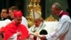 Kardinali Angelo Becciu gjatë një ceremonie të udhëhequr nga Papa Françesku. Foto nga arkivi.
