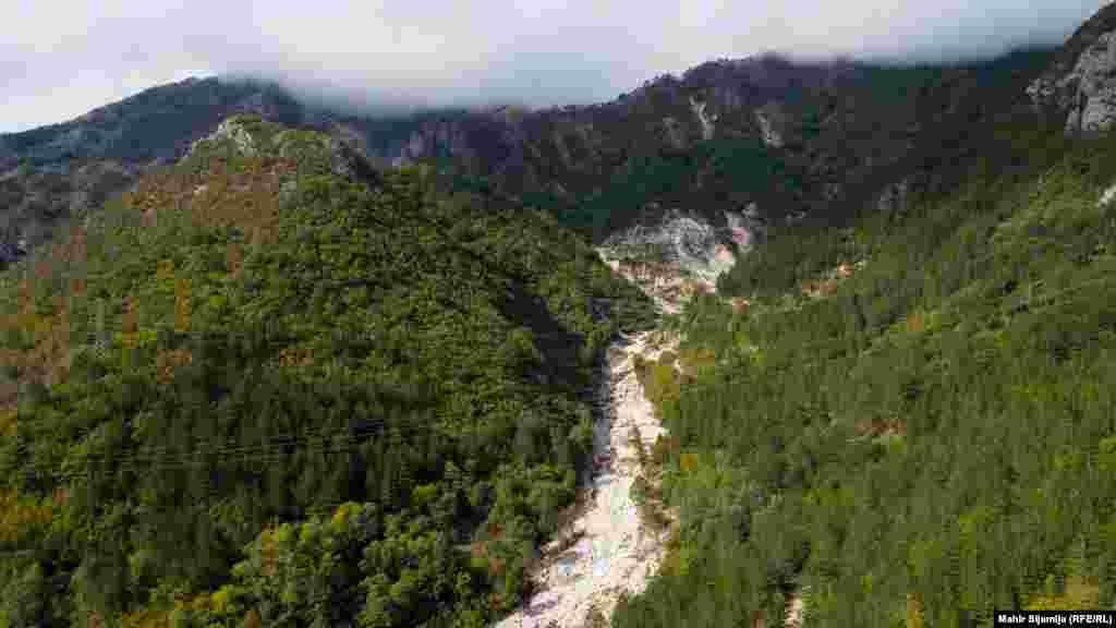 According to Bosnian Prime Minister Nermin Niksic, a large number of victims were recorded in the village of&nbsp;Donja Jablanica due to the flooded quarry, which collapsed and send a landslide down the mountain. At least 22 people have been reported dead so far, and more than six remain missing.&nbsp;