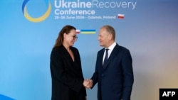 Прем’єр-міністр Польщі Дональд Туск і прем’єр-міністерка України Юлія Свириденко на Конференції з питань відновлення України (URC 2026) у Гданську, Польща, 25 червня 2026 року