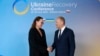 Прем'єр-міністр Польщі Дональд Туск (праворуч) потискає руку прем'єрці України Юлії Свириденко, коли вона прибуває на Конференцію з питань відновлення України (URC 2026) у Гданську, Польща, 25 червня 2026 року
